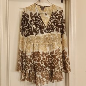 Cute 2 piece skirt set. Fitted waist pictures of spots on top